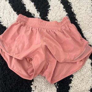 Lululemon Hotty Hot Low-Rise Lined Short size 4 2.5" in pink savannah!!